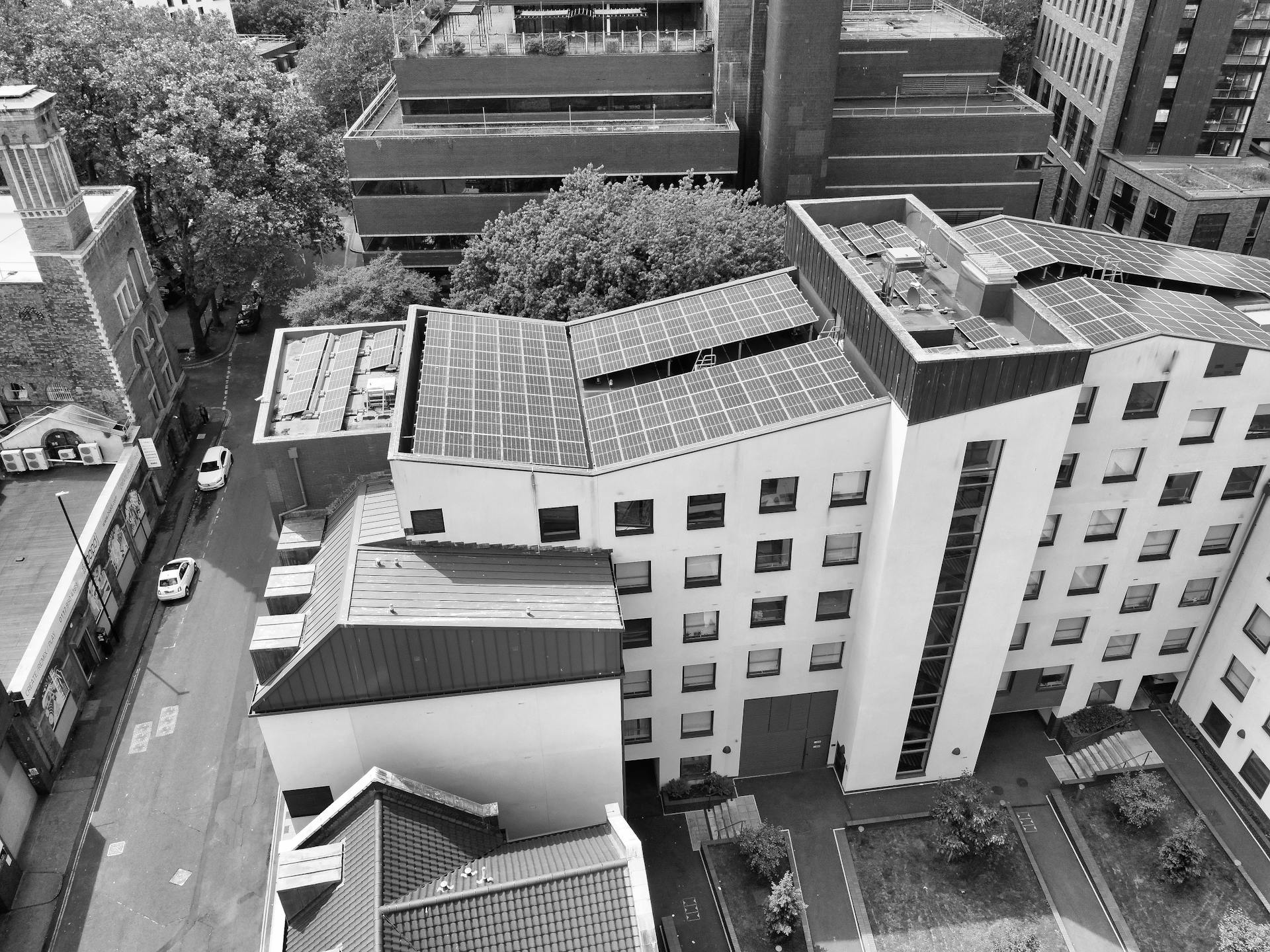 Saulės baterijos ant seno gyvenamojo namo stogo